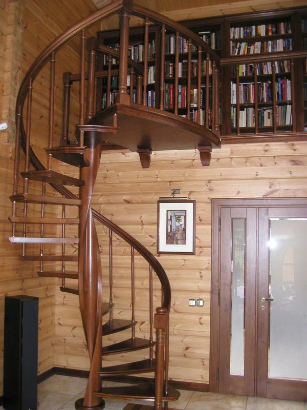 Лестница на цельном переклеенным из 2-х мм шпона столбе.